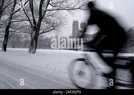 München, Deutschland. 15.. Dezember 2022. Bei Winterwetter fährt ein Radfahrer auf dem Radweg der Isar in München. Die Nacht war wieder bitterkalt in ganz Deutschland. Besonders im äußersten Süden Deutschlands kann es immer noch sehr rutschig sein - mit Folgen für den Verkehr. Kredit: Simon Sachseder/dpa/Alamy Live News Stockfoto