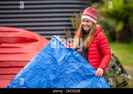 Sie schlafen unter einer Plane. Wandern und Camping mit einer blauen Plane in amerika Stockfoto