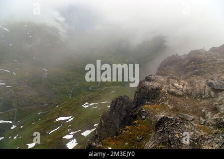 Dies ist ein Luftblick vom Berg Dalsnibba bis Geiranger durch Wolken kriechen. Stockfoto