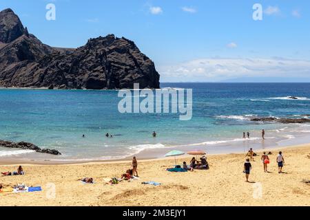 INSEL PORTO SANTO, PORTUGAL - 26. AUGUST 2021: Dies ist ein Sandstrand am Ponta da Calheta Cape in der Nähe verlassener Steinriffinseln. Stockfoto