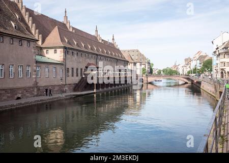 Blick auf das alte Zollhaus am Fluss Ill an einem sonnigen Tag in Straßburg, Frankreich. Jetzt ist es ein Bauernmarkt namens La Nouvelle Douane. Stockfoto