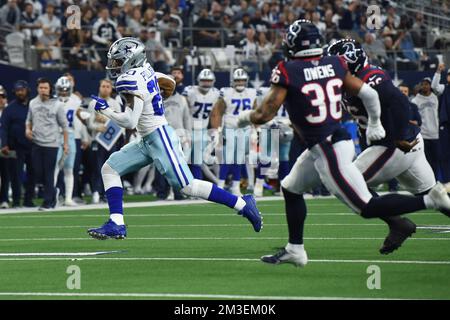 Der Dallas Cowboys Running Back Tony Pollard (20) bricht einen Lauf gegen das Ende für einen Touchdown während des NFL Football Game zwischen den Houston Texans und Stockfoto