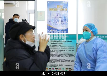 QINGDAO, CHINA - 15. DEZEMBER 2022 - Menschen erhalten inhalativen COVID-19-Impfstoff in einem gemeindenahen Gesundheitszentrum in Qingdao, Provinz Shandong Stockfoto