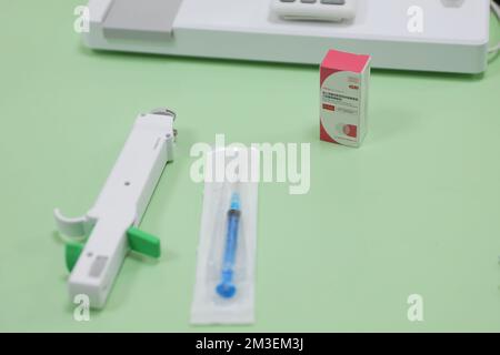 QINGDAO, CHINA - 15. DEZEMBER 2022 - Bewohner bereiten sich auf die Inhalation des COVID-19-Impfstoffs in einem Gesundheitszentrum in Qingdao, Ostchina, S. vor Stockfoto