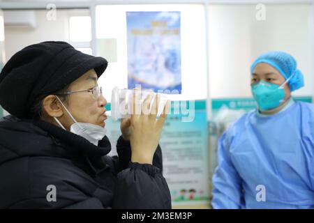 QINGDAO, CHINA - 15. DEZEMBER 2022 - Menschen erhalten inhalativen COVID-19-Impfstoff in einem gemeindenahen Gesundheitszentrum in Qingdao, Provinz Shandong Stockfoto