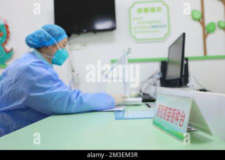 QINGDAO, CHINA - 15. DEZEMBER 2022 - Ein Mitarbeiter Injizierte inhalativen COVID-19-Impfstoff in einen zerstäubten Becher in einem gemeinnützigen Gesundheitszentrum in Qingdao, EA Stockfoto