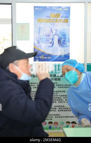 QINGDAO, CHINA - 15. DEZEMBER 2022 - Menschen erhalten inhalativen COVID-19-Impfstoff in einem gemeindenahen Gesundheitszentrum in Qingdao, Provinz Shandong Stockfoto