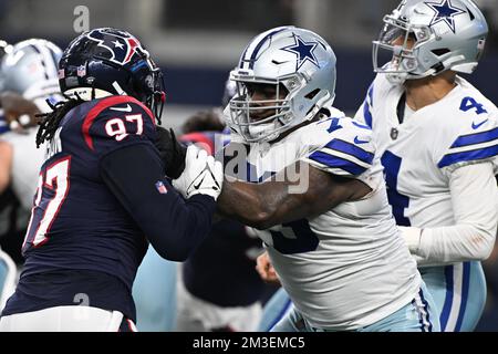 Dallas Cowboys Offensive Tackle Tyler Smith (73) bietet Schutz vor dem defensiven Ende der Houston Texans Mario Addison (97) während des NFL Football Game Stockfoto