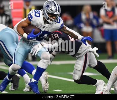 Der Dallas Cowboys Running Back Tony Pollard (20) wurde vom Houston Texans Linebacker Christian Harris (48) während des NFL Football Game zwischen dem Stockfoto