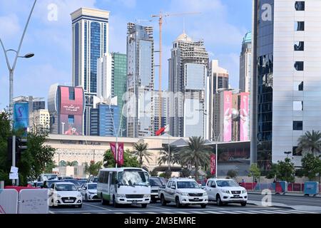 Doha, Katar. 12.. Dezember 2022. Hochaeuser, Wolkenkratzer in der West Bay. Skyline. Straße, Autos, Straßenverkehr. Fußball-Weltmeisterschaft 2022 in Katar ab 20,11. - 18.12.2022? Kredit: dpa/Alamy Live News Stockfoto