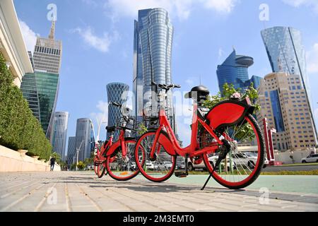 Doha, Katar. 12.. Dezember 2022. Geparkte Leihfahrräder, Straßen, Hochaeuser, Wolkenkratzer West Bay. Skyline. Fußball-Weltmeisterschaft 2022 in Katar ab 20,11. - 18.12.2022? Kredit: dpa/Alamy Live News Stockfoto