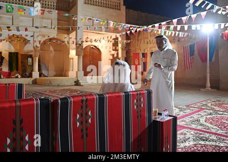 Doha, Katar. 12.. Dezember 2022. Katar, Männer in traditionellen Bademänteln im berühmten Souk Waqif, Basar, Fußball-Weltmeisterschaft 2022 in Katar ab 20,11. - 18.12.2022? Kredit: dpa/Alamy Live News Stockfoto