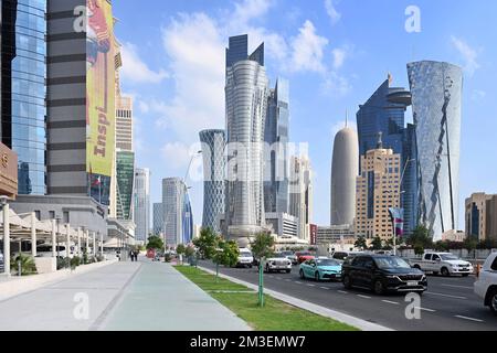 Doha, Katar. 12.. Dezember 2022. Straßen, Hochaeuser, Wolkenkratzer West Bay. Skyline. Fußball-Weltmeisterschaft 2022 in Katar ab 20,11. - 18.12.2022? Kredit: dpa/Alamy Live News Stockfoto