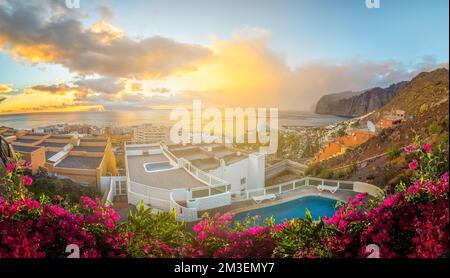 Sonnenuntergang in Puerto de Santiago Stadt, Atlantik Küste, Teneriffa, Kanaren, Spanien Stockfoto