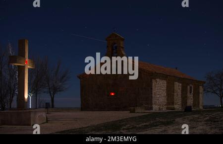 Ein Nachtsicht auf die typische kleine renovierte Steinkirche in einem ländlichen Dorf in den Bergen von Zentralitalien Stockfoto