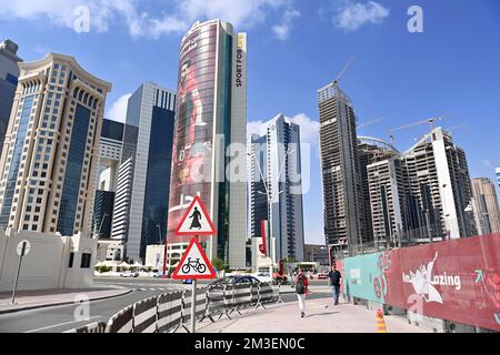 Doha, Katar. 12.. Dezember 2022. Straßen, Hochaeuser, Wolkenkratzer West Bay. Skyline. Fußball-Weltmeisterschaft 2022 in Katar ab 20,11. - 18.12.2022? Kredit: dpa/Alamy Live News Stockfoto