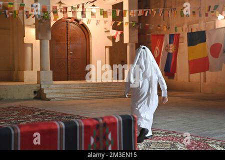 Doha, Katar. 12.. Dezember 2022. Katar, Mann in traditionellem Gewand im berühmten Souk Waqif, Basar, Weltmeisterschaft 2022 in Katar ab 20,11. - 18.12.2022? Kredit: dpa/Alamy Live News Stockfoto