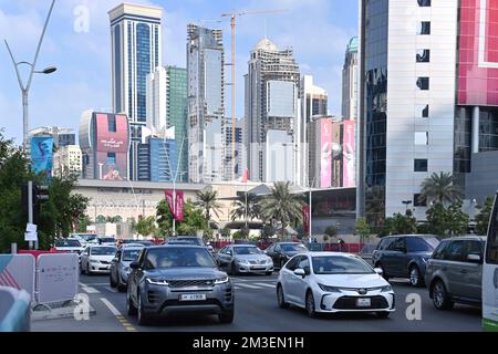 Doha, Katar. 12.. Dezember 2022. Hochaeuser, Wolkenkratzer in West Bay. Skyline. Straße, Autos, Straßenverkehr. Fußball-Weltmeisterschaft 2022 in Katar ab 20,11. - 18.12.2022? Kredit: dpa/Alamy Live News Stockfoto