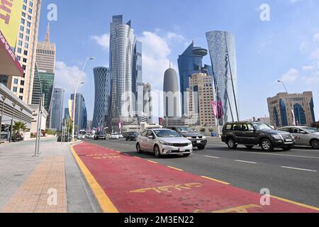 Doha, Katar. 12.. Dezember 2022. Straßen, Hochaeuser, Wolkenkratzer West Bay. Skyline. Fußball-Weltmeisterschaft 2022 in Katar ab 20,11. - 18.12.2022? Kredit: dpa/Alamy Live News Stockfoto