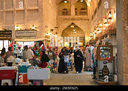 Doha, Katar. 12.. Dezember 2022. Im berühmten Souk Waqif, Basar, überfüllten Straßen, Menschen, Besucher. Fußball-Weltmeisterschaft 2022 in Katar ab 20,11. - 18.12.2022? Kredit: dpa/Alamy Live News Stockfoto