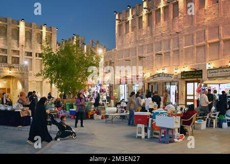 Doha, Katar. 12.. Dezember 2022. Im berühmten Souk Waqif, Basar, überfüllten Straßen, Menschen, Besucher. Fußball-Weltmeisterschaft 2022 in Katar ab 20,11. - 18.12.2022? Kredit: dpa/Alamy Live News Stockfoto