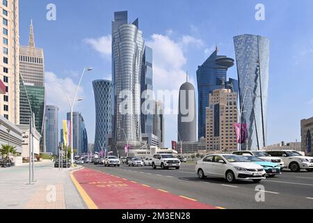 Doha, Katar. 12.. Dezember 2022. Straßen, Hochaeuser, Wolkenkratzer West Bay. Skyline. Fußball-Weltmeisterschaft 2022 in Katar ab 20,11. - 18.12.2022? Kredit: dpa/Alamy Live News Stockfoto