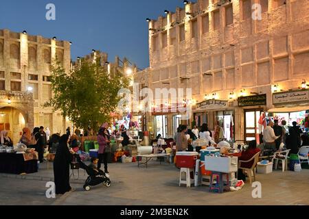 Doha, Katar. 12.. Dezember 2022. Im berühmten Souk Waqif, Basar, überfüllten Straßen, Menschen, Besucher. Fußball-Weltmeisterschaft 2022 in Katar ab 20,11. - 18.12.2022? Kredit: dpa/Alamy Live News Stockfoto