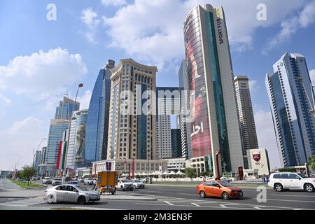 Doha, Katar. 12.. Dezember 2022. Hochaeuser, Wolkenkratzer in der West Bay. Skyline. Straße. Fußball-Weltmeisterschaft 2022 in Katar ab 20,11. - 18.12.2022? Kredit: dpa/Alamy Live News Stockfoto