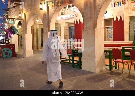 Doha, Katar. 12.. Dezember 2022. Katar, Mann in traditionellem Gewand im berühmten Souk Waqif, Basar, Fußball-Weltmeisterschaft 2022 in Katar ab 20,11. - 18.12.2022? Kredit: dpa/Alamy Live News Stockfoto