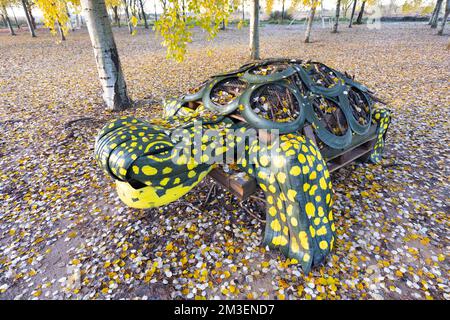 Schildkröten-Mensch-Skulptur. Estany d'Ivars - Vilasana, Ivars d'Urgell, Pla d'Urgell, Lleida, Katalonien, Spanien, Europa. Stockfoto