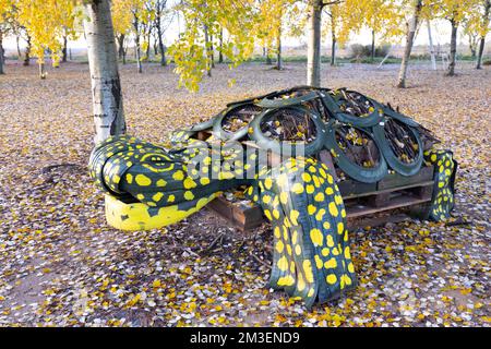 Schildkröten-Mensch-Skulptur. Estany d'Ivars - Vilasana, Ivars d'Urgell, Pla d'Urgell, Lleida, Katalonien, Spanien, Europa. Stockfoto