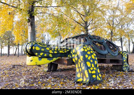 Schildkröten-Mensch-Skulptur. Estany d'Ivars - Vilasana, Ivars d'Urgell, Pla d'Urgell, Lleida, Katalonien, Spanien, Europa. Stockfoto