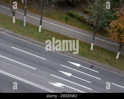Architekturhintergründe und Vögel. Blick von oben. Stockfoto