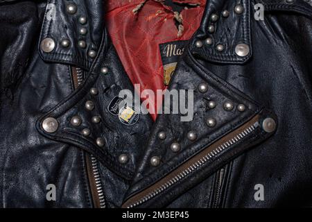 Biker-Jacke aus schwarzem Vintage-Leder, isoliert auf weißem Hintergrund Stockfoto