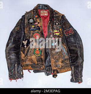 Biker-Jacke aus schwarzem Vintage-Leder, isoliert auf weißem Hintergrund Stockfoto