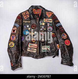 Biker-Jacke aus Vintage-Leder, isoliert auf weißem Hintergrund Stockfoto