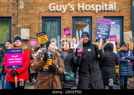 London, Großbritannien. 15.. Dezember 2022. Eine Streiklinie von Krankenschwestern vor Jungs Krankenhaus als Teil des RCN organisierte Streik über Krankenpflegegeld. Kredit: Guy Bell/Alamy Live News Stockfoto