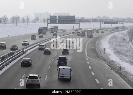 München, Deutschland. 15.. Dezember 2022. Autos, die auf der A9 fahren. Aufgrund der kühlen Temperaturen steigt die Zahl der Verkehrsunfälle in Bayern. Kredit: Felix Hörhager/dpa/Alamy Live News Stockfoto