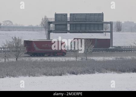 München, Deutschland. 15.. Dezember 2022. LKW fahren auf der A9. Aufgrund der kühlen Temperaturen steigt die Zahl der Verkehrsunfälle in Bayern. Kredit: Felix Hörhager/dpa/Alamy Live News Stockfoto