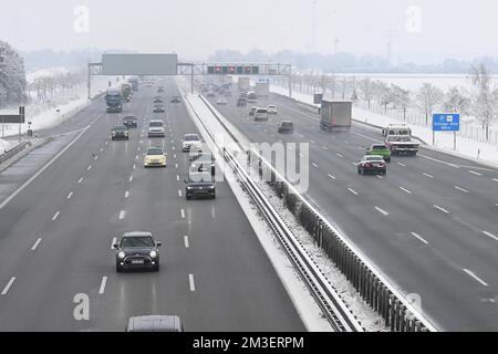 München, Deutschland. 15.. Dezember 2022. Autos, die auf der A9 fahren. Aufgrund der kühlen Temperaturen steigt die Zahl der Verkehrsunfälle in Bayern. Kredit: Felix Hörhager/dpa/Alamy Live News Stockfoto