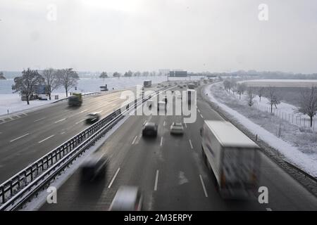 München, Deutschland. 15.. Dezember 2022. Autos, die auf der A9 fahren. Aufgrund der kühlen Temperaturen steigt die Zahl der Verkehrsunfälle in Bayern. Kredit: Felix Hörhager/dpa/Alamy Live News Stockfoto