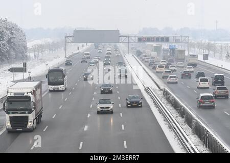 München, Deutschland. 15.. Dezember 2022. Autos, Lastwagen und Busse fahren auf der A9. Aufgrund der kühlen Temperaturen kommt es in Bayern zu mehr Verkehrsunfällen. Kredit: Felix Hörhager/dpa/Alamy Live News Stockfoto