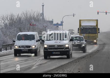 München, Deutschland. 15.. Dezember 2022. Autos fahren auf einer Zufahrtsstraße zur A9. Aufgrund der kühlen Temperaturen steigt die Zahl der Verkehrsunfälle in Bayern. Kredit: Felix Hörhager/dpa/Alamy Live News Stockfoto