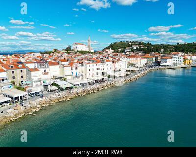 Piran-Stadt am Wasser in Slowenien mit einem sonnigen Dröhnentag aus der Vogelperspektive Stockfoto