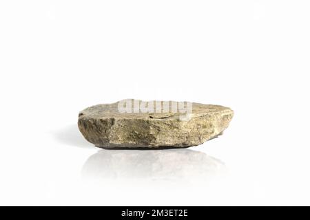 Podiumsockel aus natürlichem Sandstein isoliert auf weißem Hintergrund mit harten Schatten und Reflexion. Minimale leere Präsentation kosmetischer Mittel Stockfoto