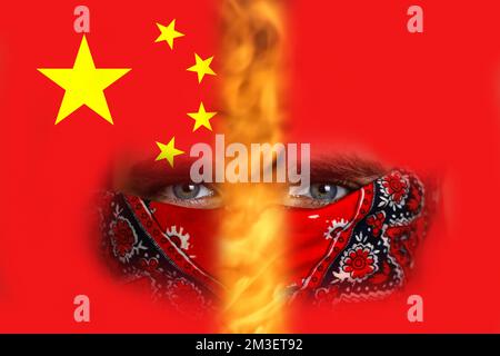 Proteste Gegen China. Chinesische Immobilien- und Schuldenkrise. Kein Protest und Lockdown-Protest in China. Junger Mann mit Bandana. Feuer, Flamme. Stockfoto