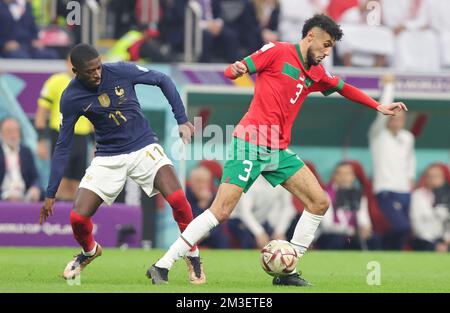 Noussair Mazraoui (Marokko) und Ousmane Dembele (Frankreich) während der FIFA-Weltmeisterschaft 2022, Halbfinalspiel zwischen Frankreich und Marokko am 14. Dezember 2022 im Al Bayt-Stadion in Al Khor, Katar - Foto: Sebastian El-sakka/DPPI/LiveMedia Stockfoto