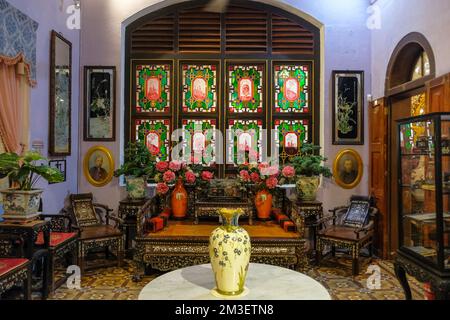 George Town, Malaysia - November 2022: Details zum Inneren der Pinang Peranakan Mansion in George Town am 17. November 2022 in Penang, Malaysia Stockfoto