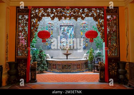 George Town, Malaysia - November 2022: Details zum Inneren der Pinang Peranakan Mansion in George Town am 17. November 2022 in Penang, Malaysia Stockfoto