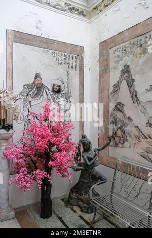 George Town, Malaysia - November 2022: Details zum Inneren der Pinang Peranakan Mansion in George Town am 17. November 2022 in Penang, Malaysia Stockfoto